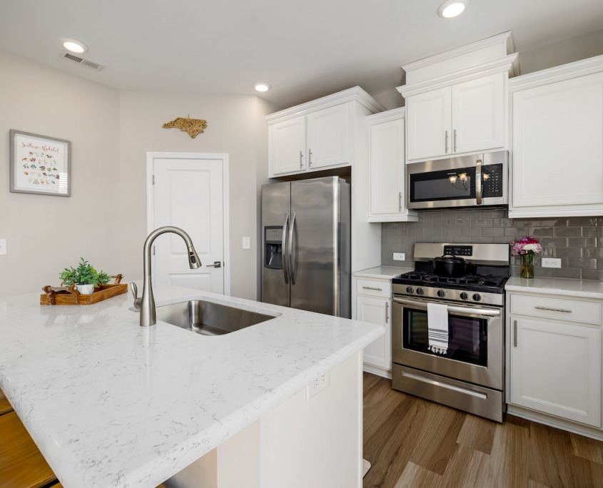 Quartz vs Granite: Which One Is Better For Your Kitchen | Home Art Tile Kitchen and Bath