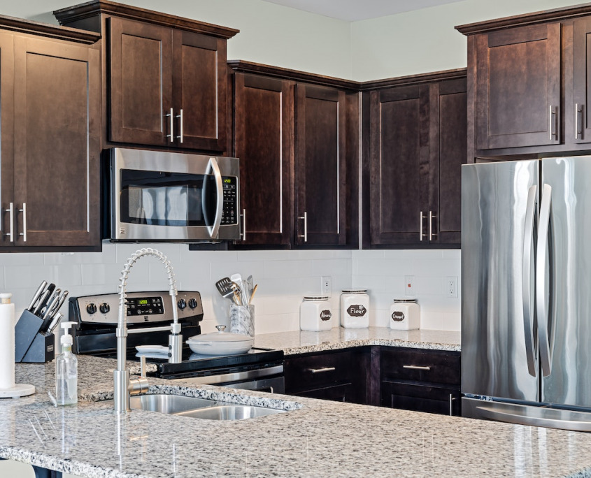 Quartz vs Granite: Which One Is Better For Your Kitchen | Home Art Tile Kitchen and Bath